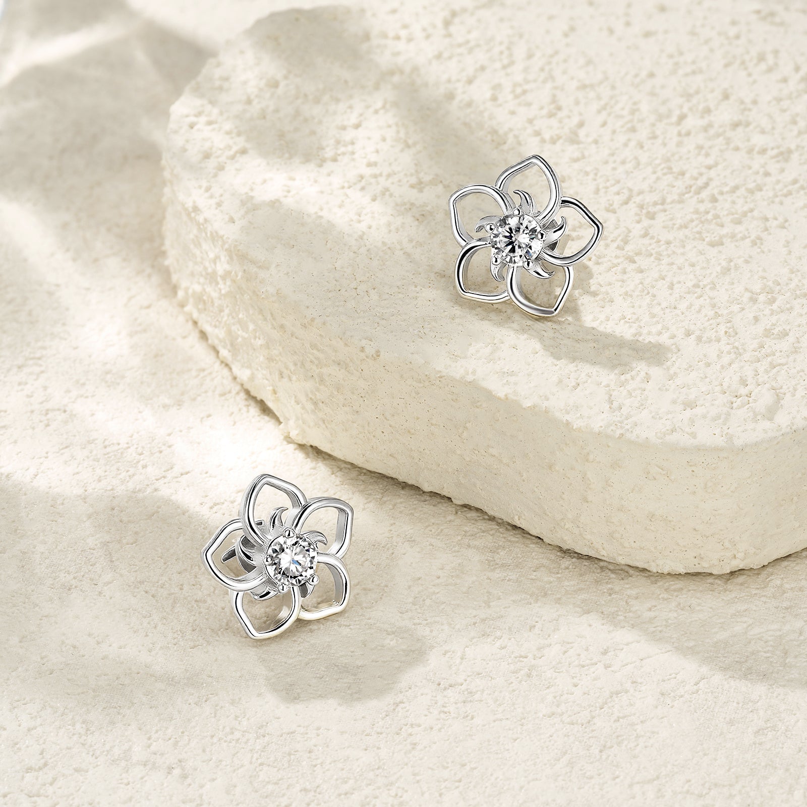 A Luxurious And Fashionable Minimalist Jewelry Earring Set Featuring A 0.5-carat Top-quality Morganite, Made Of S925 Silver Electroplated With Platinum.